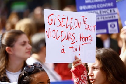 Manifestación por las víctimas de violencia sexual y en apoyo a Gisèle Pelicot el 14 de septiembre en la Plaza de la República, en París. 