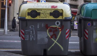 Pintadas en un contenedor el día después de los altercados en Barcelona