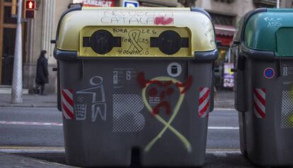 Pintadas en un contenedor el da despus de los altercados en Barcelona