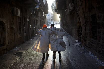 Varios hombres judíos celebran la festividad de Purim por las calles de Mea Shearim.