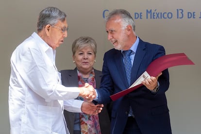 Cuauhtémoc Cárdenas, Alicia Bárcena y Ángel Víctor Torres en la ceremonia, este jueves.