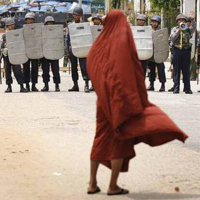 Policías antidisturbios dan el alto a un monje que intentaba acercarse a la pagoda de Shwedagon, ayer en Yangon.