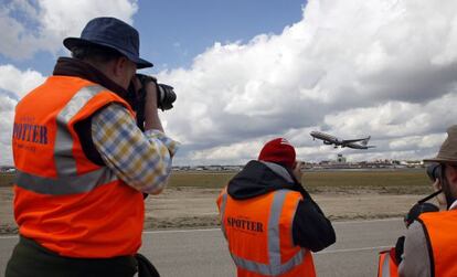 Un grupo de 'spotters' fotografía un avión de Iberia.