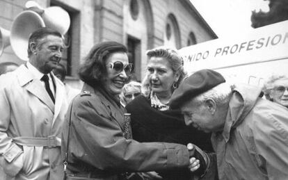 Camilo Menéndez saluda a la duquesa de Franco en la plaza de San Juan de la Cruz donde tuvo lugar una concentración con motivo del 14º aniversario de la muerte de Franco, en 1989.