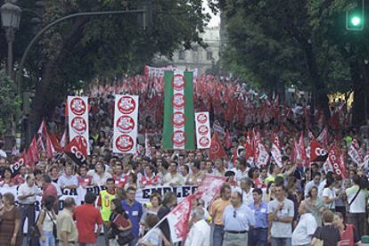 Trabajadores de Altadis durante la manifestación de ayer en las calles de Sevilla.