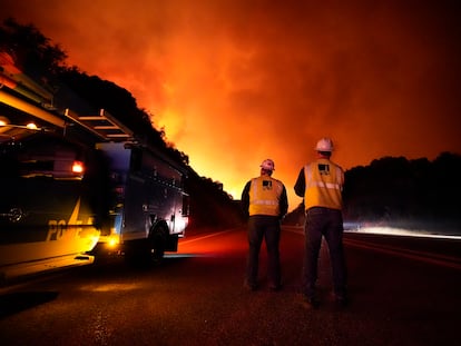 Trabajadores de la compañía eléctrica en las cercanías del Creek Fire, cerca de Fresno, California.