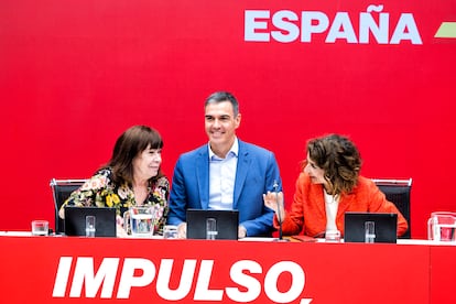 The general secretary of the PSOE and president of the Government, Pedro Sánchez, together with the president of the party, Cristina Narbona (on the left) and the deputy secretary general, María Jesús Montero, this Monday.
