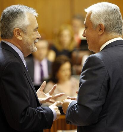 El presidente de la Junta, José Antonio Griñán, charla con Javier Arenas (PP), ayer en el Parlamento.