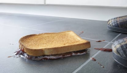 Comida caída al suelo.