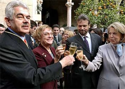 Maragall brinda con su esposa, con la ministra de Administraciones Públicas, y con el presidente del Parlamento de Cataluña.