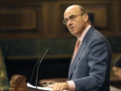 El ministro de Economía, Luis de Guindos, durante una intervención en la sesión de control al Gobierno en el Congreso de los Diputados. EFE/Archivo