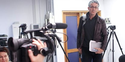 El portavoz de Amaiur, Xabier Mikel Errekondo, a su llegada este lunes a la rueda de prensa en San Sebastián.