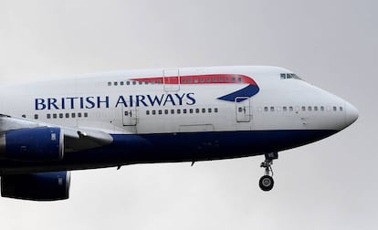 Un avión de British Airways aterriza en el aeropuerto de Heathrow, en Londres.