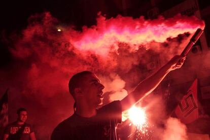 Simpatizantes del partido de ultraderecha Aurora Dorada celebran los resultados de las elecciones de junio.