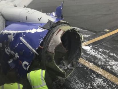 La aeronave, de la compañía Southwest, aterrizó de emergencia en Filadelfia. Una ventanilla se rompió tras la explosión
