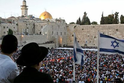 Nacionalistas y ortodoxos realizan una última oración masiva contra el plan en el Muro de las Lamentaciones.