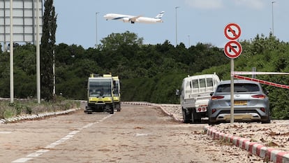 Un avión despega del aeropuerto Ben Gurión, cerca de la zona dañada por el misil.