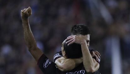 Jos&eacute; Sand, de espaldas, festeja un gol con Lan&uacute;s en la Copa.