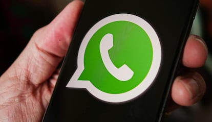 Móvil con el logo de WhatsApp