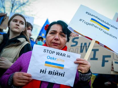 Unas personas se reúnen para protestar contra la operación militar de Rusia en Ucrania frente al Consejo Europeo, este lunes, n Bruselas, Bélgica.