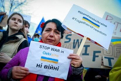 Unas personas se reúnen para protestar contra la operación militar de Rusia en Ucrania frente al Consejo Europeo, este lunes, n Bruselas, Bélgica.