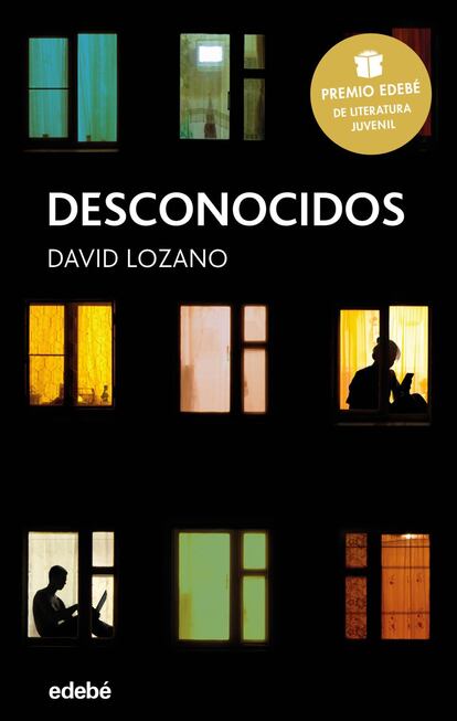 Lectores (a partir de 14 años). Una cita a ciegas entre dos jóvenes que se han conocido a través de Twitter. Y, no muy lejos de donde tiene lugar esa cita, un cadáver. Estas dos historias se van entrelazando en este trepidante e inquietante thriller que le ha valido al autor, David Lozano, el Premio Edebé de Literatura Juvenil de este año. Por el camino, el autor deja caer, como quien no quiere la cosa, la idea de que quizás deberíamos plantearnos el uso que estamos haciendo de las redes sociales y cuánto y cómo nos exponemos. El clásico “nadie conoce a nadie” en la era de la comunicación digital. 'Desconocidos'. David Lozano. Edebé. 224 páginas. 10,50 euros.