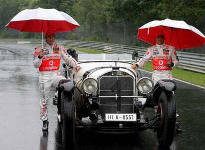 Fernando Alonso y Lewis Hamilton, ayer en un Mercedes de 1927 en el circuito de Nürburgring.