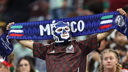 Un fanático de México que usa una máscara de luchador, durante el partido entre México y Jamaica en el Estadio NRG el 22 de junio de 2024 en Houston, Texas.