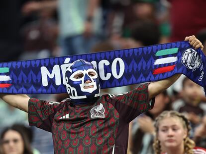 Un fanático de México que usa una máscara de luchador, durante el partido entre México y Jamaica en el Estadio NRG el 22 de junio de 2024 en Houston, Texas.