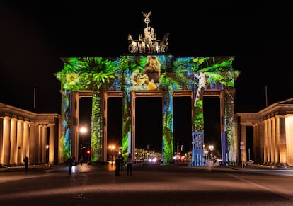 La puerta de Brandenburgo, en Berlín, iluminada durante el 'Festival de las luces', celebrado el pasado día 10 en la capital alemana.