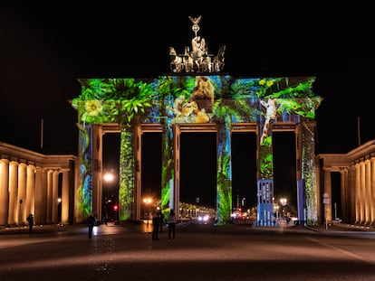 La puerta de Brandenburgo, en Berlín, iluminada durante el 'Festival de las luces', celebrado el pasado día 10 en la capital alemana.