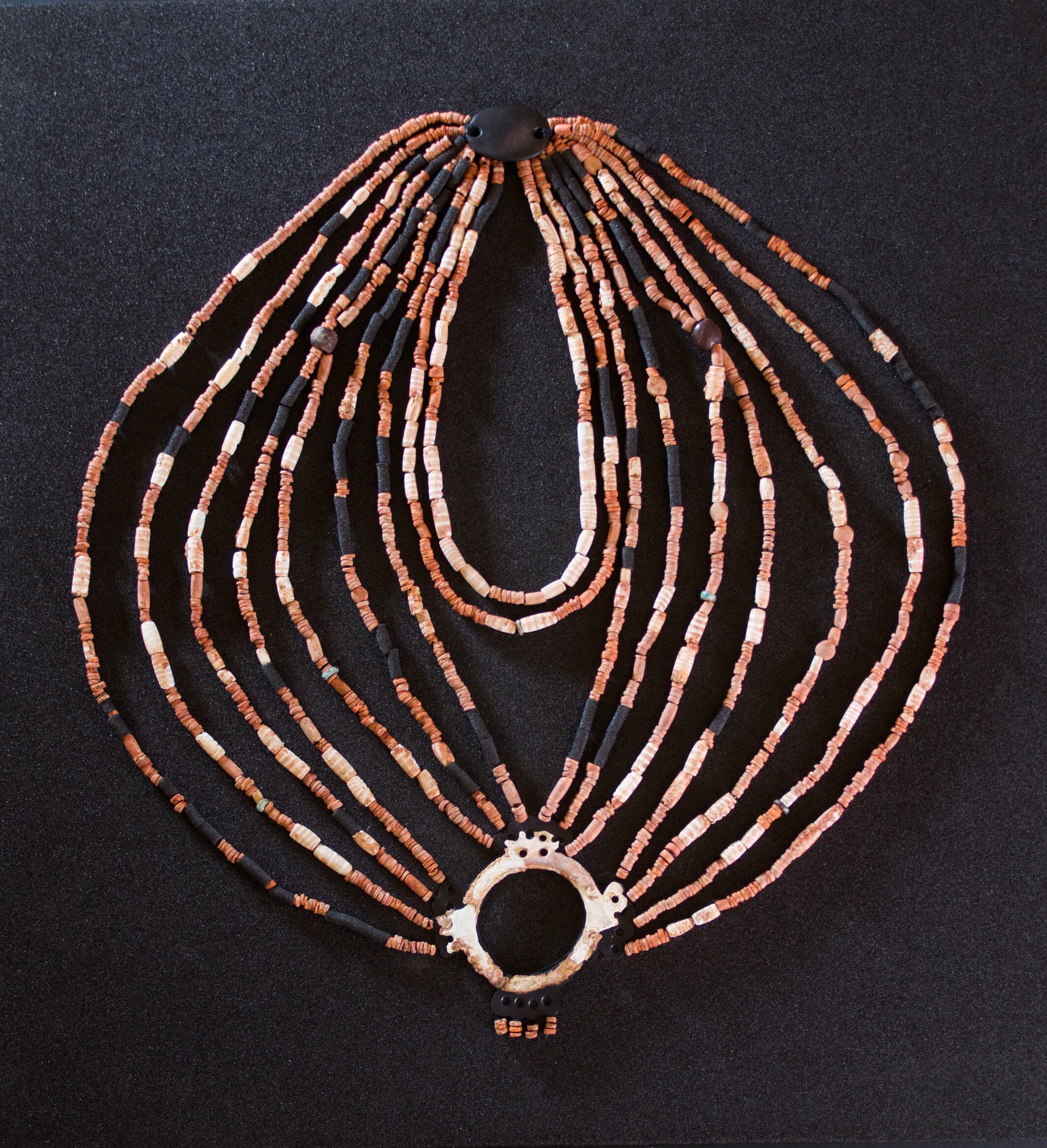 Reconstrucción del collar de más de 7000 años de Ba'ja, hoy expuesto en el nuevo Museo de Petra en Jordania.