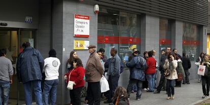 Cola de parados ante una Oficina de Empleo en Madrid.