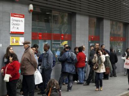 Cola de parados ante una Oficina de Empleo en Madrid.