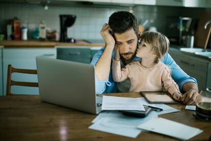 Un padre agobiado con las cuentas.