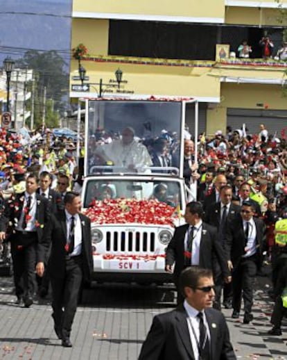 El Papa, el pasado miércoles a su llegada a Quinche (Ecuador).