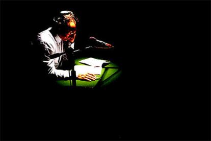 Juan Muñoz, en la 'performance' de 'A man in a room, gambling', en los estudios de la BBC Radio, 1997.