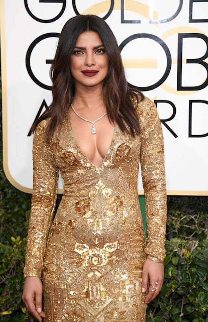 Priyanka Chopra con vestido dorado de Ralph Lauren.