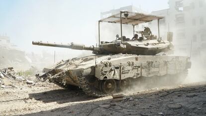 Un tanque en la Franja de Gaza este lunes, en una imagen facilitada por el ejército israelí.