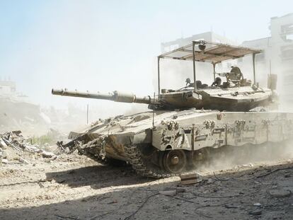 Un tanque en la Franja de Gaza este lunes, en una imagen facilitada por el ejército israelí.