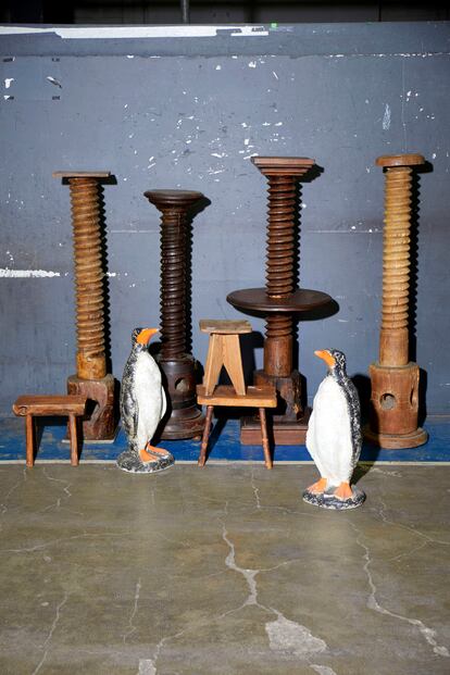 Wooden lathe-shaped pedestals are a Billore specialty.