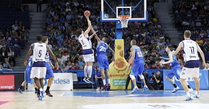 Simpson y Doblas disputan un balón en el partido Estudiantes-Gipuzkoa.