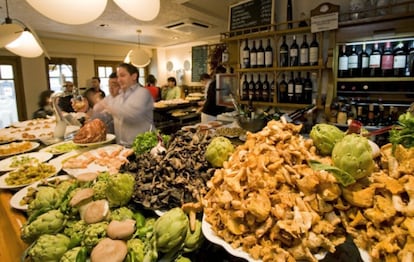 Barra llena de comida del bar Ganbara.