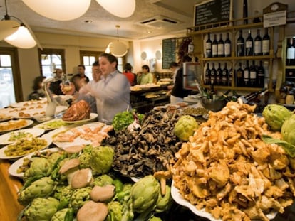 Barra llena de comida del bar Ganbara.