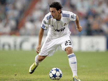 Özil, frente al Ajax.