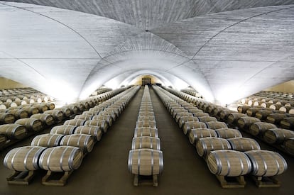 El espacio central de la bodega aloja una espectacular sala de barricas con bóvedas de hormigón que consiguen una ligereza en su compacidad admirable. Este lugar "es capaz de detener el tiempo no sólo para la maduración del vino sino también en el espectador", explica la memoria del proyecto, obra de Jaime Gaztelu, Ana Fernández y José Luis Sota. Al tratarse de un espacio enterrado consigue una temperatura constante para las barricas sin necesidad de aportes de calor o frío.