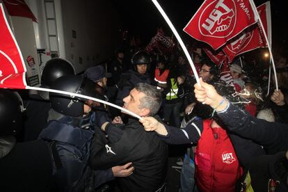 Piquetes de UGT apostados en la puerta de Mercamadrid en la madrugada del mi&eacute;rcoles al jueves.