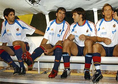 Raúl se prepara para saltar al campo, ayer, en el banquillo entre Valerón (a su derecha), Morientes y Salgado.