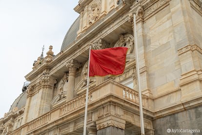 La bandera roja del Cantón de Cartagena izada en el Ayuntamiento de la ciudad murciana con motivo del 150 aniversario de la ciudad.