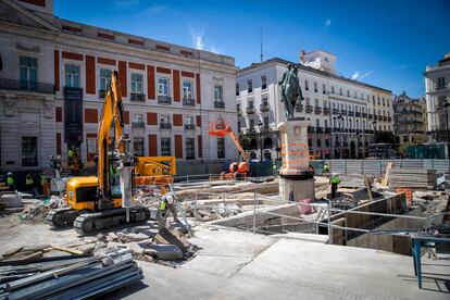 Obras de remodelación en la Puerta del Sol de Madrid.